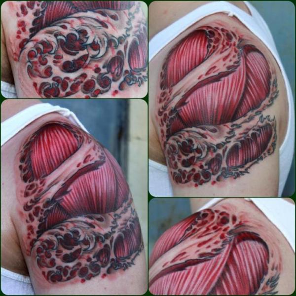 Tatuaggio Spalla di Little Vinnies Tattos