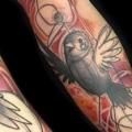 tatuaje Brazo Pájaro por Belly Button Tattoo Shop