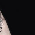 tatuaggio Braccio Fiore Dotwork di Belly Button Tattoo Shop