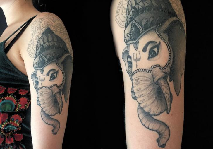 Tatuaje Brazo Religioso Ganesh por Belly Button Tattoo Shop