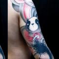 tatuaje Hombro Brazo Panda por Belly Button Tattoo Shop