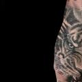 Hand Tiger tattoo von Belly Button Tattoo Shop