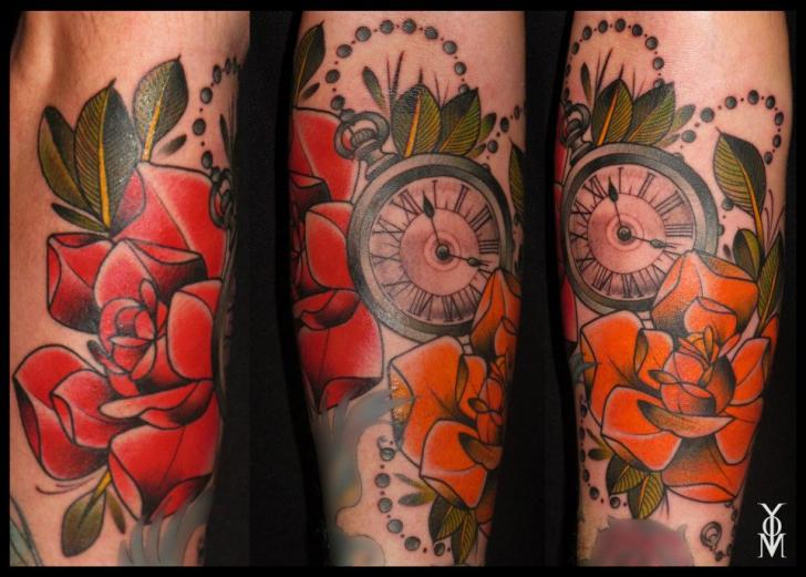 Tatuaje Reloj Old School Flor por Belly Button Tattoo Shop