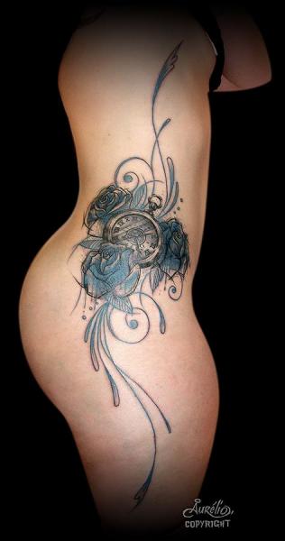 Tatuagem Relógio Lado Flores por Belly Button Tattoo Shop