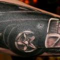 Arm Realistische Auto tattoo von Lone Wolf Tattoo