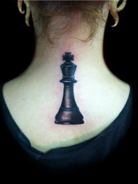 Tatuagem Pescoço Xadrez por Lone Wolf Tattoo