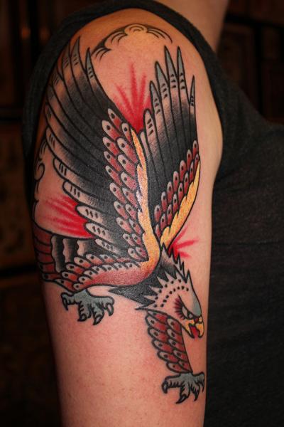 Tatuaje Hombro Old School Águila por Lone Wolf Tattoo