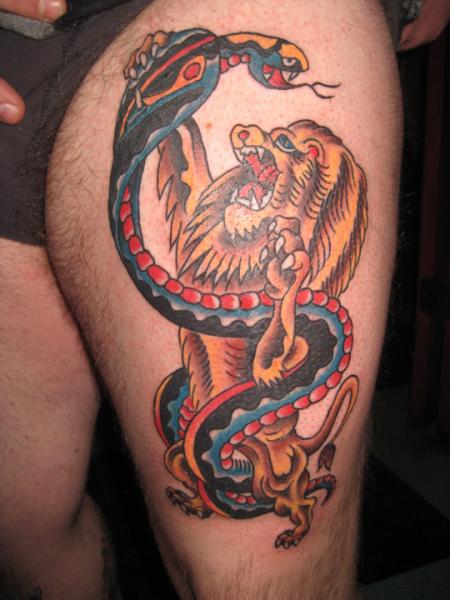 Schlangen Old School Löwen Oberschenkel Tattoo von Lone Wolf Tattoo