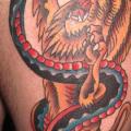 Schlangen Old School Löwen Oberschenkel tattoo von Lone Wolf Tattoo