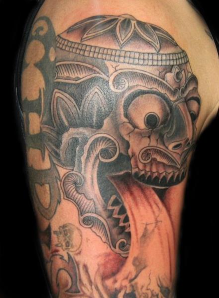 Tatuaggio Spalla Teschio Maia di Lucky Bamboo Tattoo