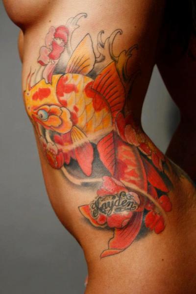 Сторона Япония Карп татуировка от Lucky Bamboo Tattoo