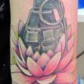 Arm Bombe tattoo von Lucky Draw Tattoos
