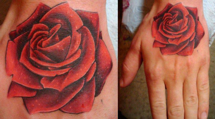 Tatuaje Realista Mano Rosa por Lucky Draw Tattoos