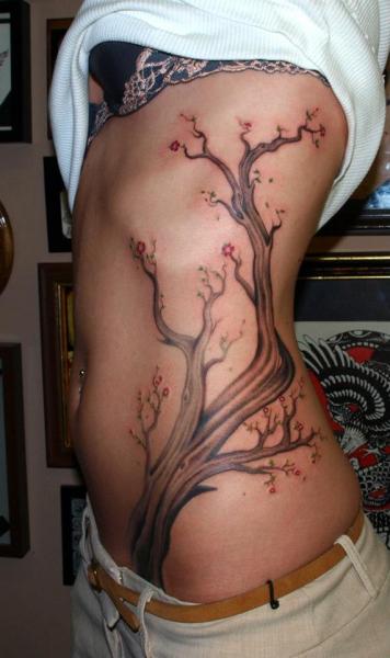Tatuaggio Realistici Fianco Albero di Lucky Draw Tattoos