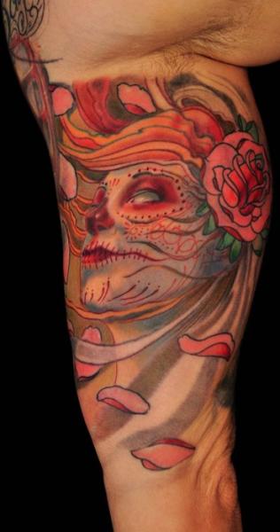 Tatuaje Brazo Cráneo Mexicano por Matthew Hamlet Tattoo