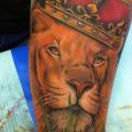 tatuaje Brazo Realista León Corona por Mike DeVries Tattoos
