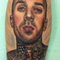 Arm Porträt Realistische tattoo von Mike DeVries Tattoos