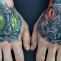 tatuaje Fantasy Mano Máscara por Mike DeVries Tattoos