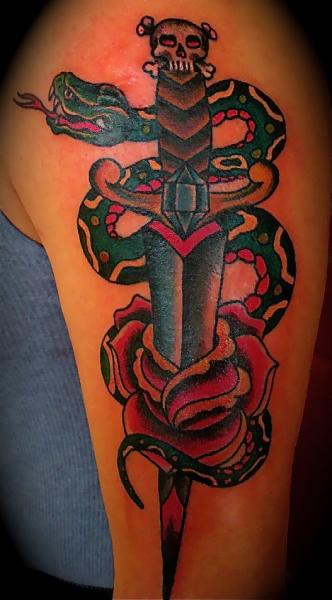 Tatouage Serpent Old School Dague par Memorial Tattoo