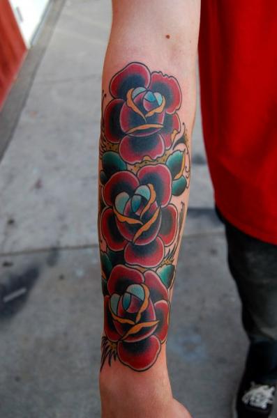 Tatuaggio Braccio Old School Rose di Nightmare Studio