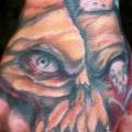 tatuaje Cráneo Mano por Nightmare Studio