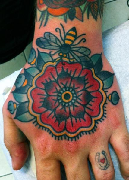 Tatuaje Old School Flor Mano por NY Adorned