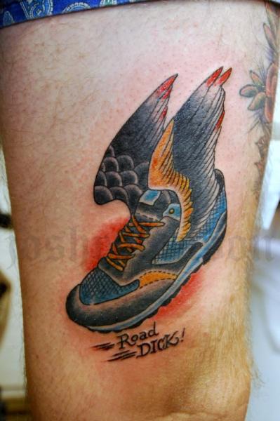 Fantasie Flügel Schuh Oberschenkel Tattoo von Obscurities Tattoo