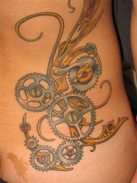 Tatuaggio Ingranaggi Pancia di Ethno Tattoo