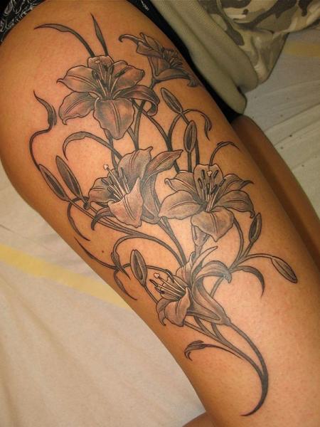 Bein Blumen Oberschenkel Tattoo von Ethno Tattoo
