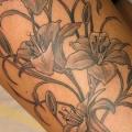 Bein Blumen Oberschenkel tattoo von Ethno Tattoo