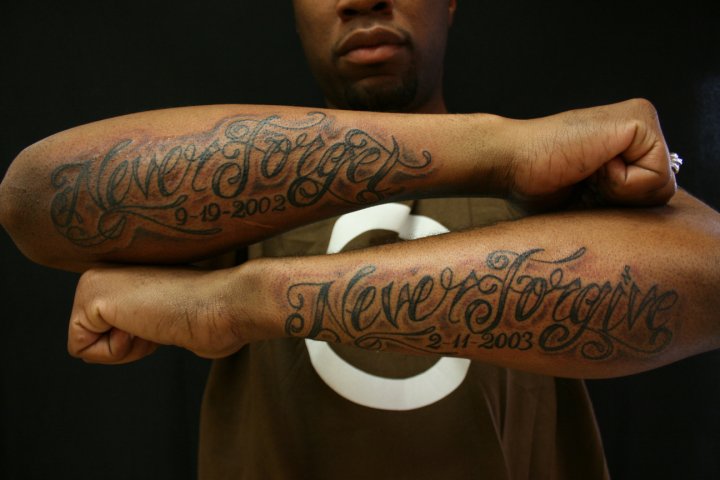 Tatuaje Brazo Letras Fuentes por Omaha Tattoo