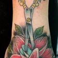 Old School Scheren Blumen Hand tattoo von Pain and Wonder