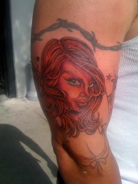 Tatuagem Braço Mulher por Paradise Tatto