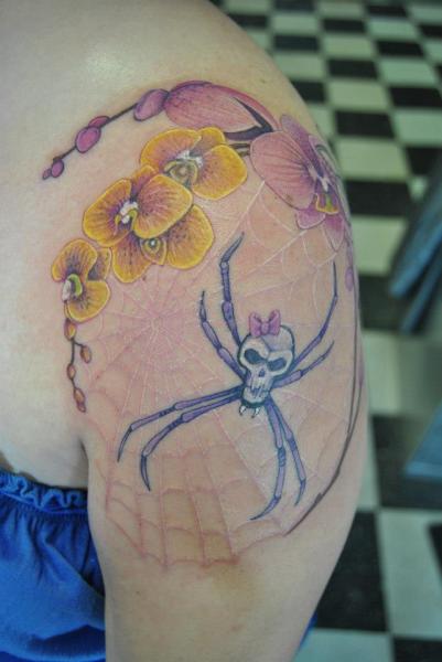 Tatuaje Hombro Flor Araña Web por Pattys Artspot