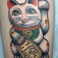 Arm Maneki Neko Katzen tattoo von Pino Bros Ink