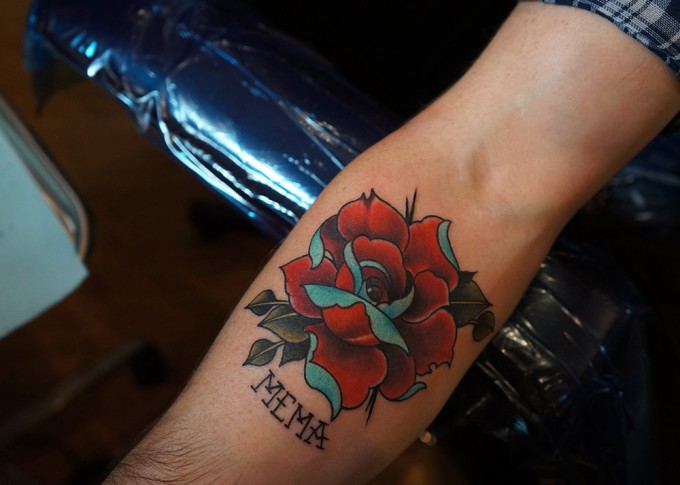 Arm Old School Blumen Tattoo von Pino Bros Ink