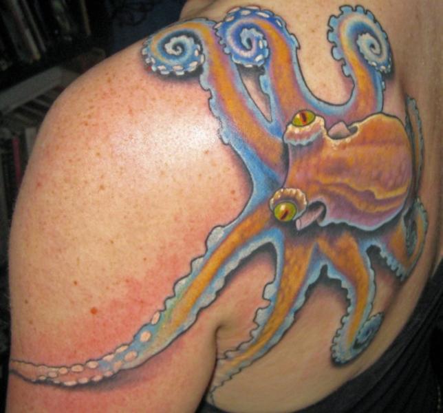 Schulter Oktopus Tattoo von Pino Bros Ink