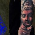 tatuaje Brazo Buda Religioso por Plurabella Tattoo