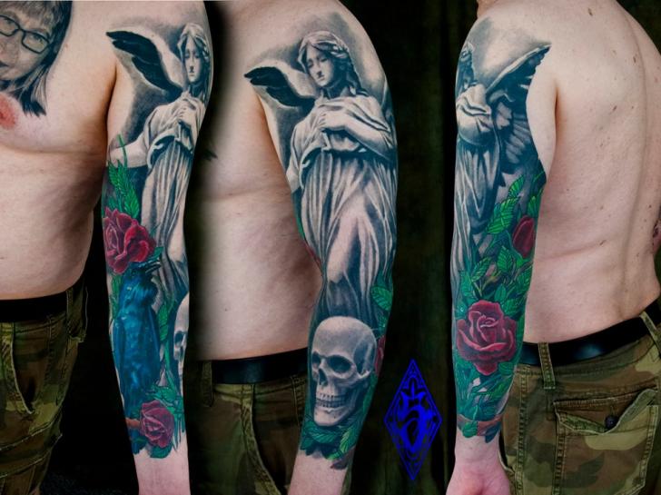 Arm Totenkopf Statue Tattoo von Plurabella Tattoo