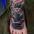 Realistische Fuß Blumen tattoo von Plurabella Tattoo