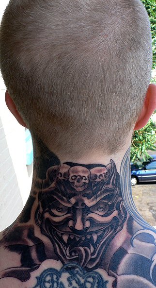 Tatuagem Pescoço Demônio por Plurabella Tattoo