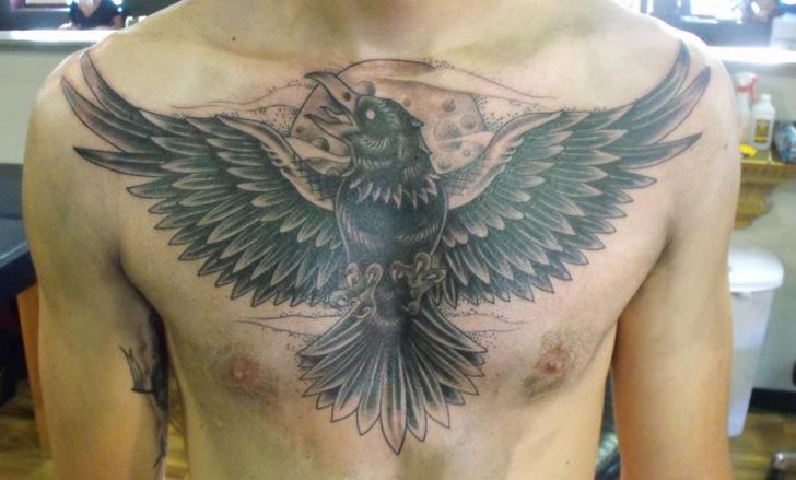 Tatuaż Klatka Piersiowa Wrona przez Proton Tattoo