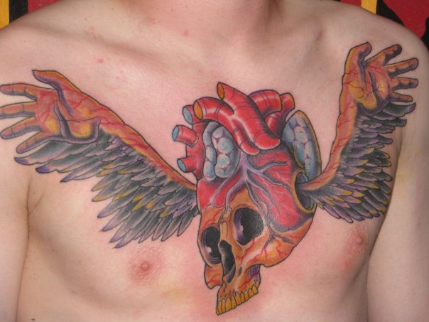 Tatuaje Pecho Cráneo Alas por Proton Tattoo