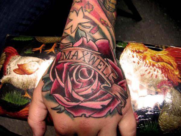 Tatouage Main Rose Noms par Proton Tattoo