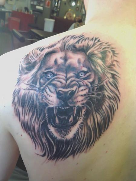 Schulter Realistische Löwen Tattoo von Proton Tattoo