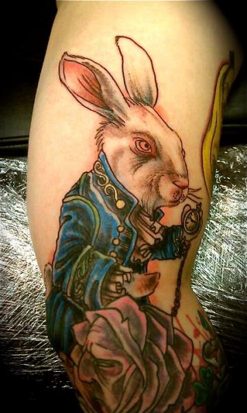 รอยสัก จินตนาการ กระต่าย Alice Wonderland โดย Pure Ink Tattoo