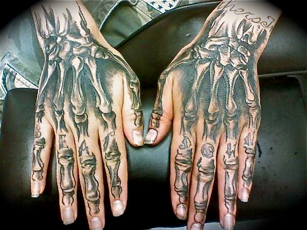Tatuaż Palec Dłoń Szkielet przez Pure Ink Tattoo