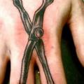 Realistische Finger Scheren Hand tattoo von Pure Ink Tattoo