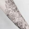 tatouage Bras Fleur Dotwork par Golem Tattoo