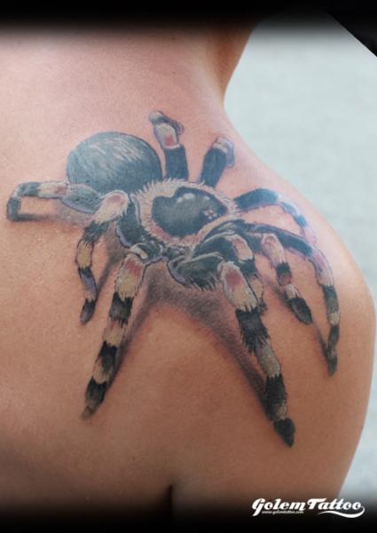 Tatuaje Realista Espalda Araña por Golem Tattoo